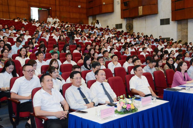 Bộ trưởng Bộ GD&ĐT giao nhiệm vụ trọng tâm cho ngành giáo dục Hà Nội trong năm học mới - Ảnh 2.