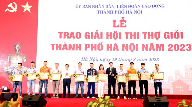 Tuyên dương cán bộ Công đoàn cơ sở và tôn vinh thợ giỏi Thủ đô năm 2023 - Ảnh 1.