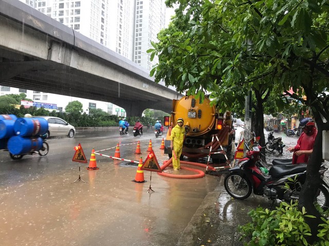 Hà Nội: Giải quyết thoát nước kịp thời sau mưa lớn - Ảnh 1. Hà Nội: Giải quyết thoát nước kịp thời sau mưa lớn - Ảnh 1.
