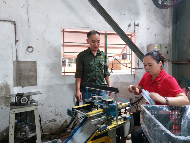 Giảm sức lao động sản xuất từ sáng kiến công nhân - Ảnh 1. Giảm sức lao động sản xuất từ sáng kiến công nhân - Ảnh 1.