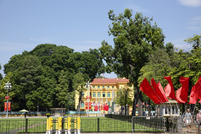 Thủ đô Hà Nội rực rỡ chào mừng Quốc khánh 2/9 - Ảnh 2.