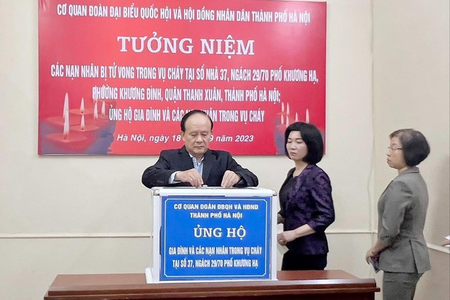 Các cơ quan của Hà Nội tưởng niệm, quyên góp ủng hộ các nạn nhân sau vụ cháy ở Thanh Xuân - Ảnh 1.