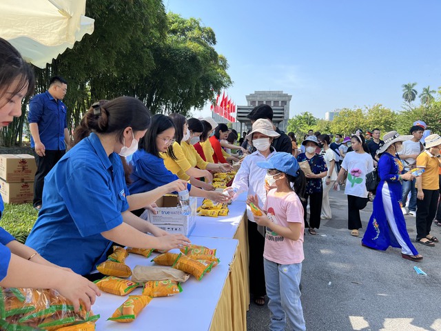 Tặng quà cho du khách Viếng Lăng Bác - Ảnh 1. Tặng quà cho du khách Viếng Lăng Bác - Ảnh 1.