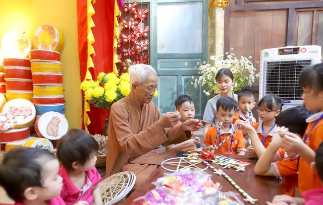 Trẻ em thích thú với đồ chơi Trung thu truyền thống tại Hoàng thành Thăng Long - Ảnh 1.