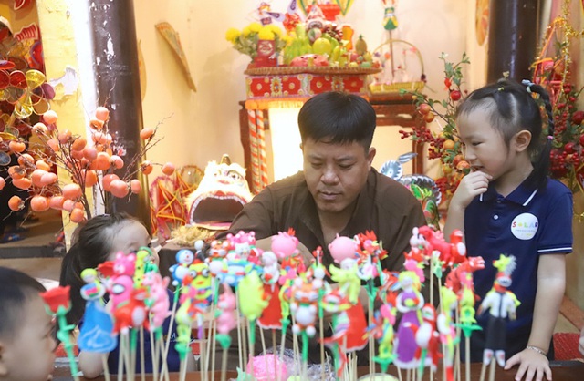 Trẻ em thích thú với đồ chơi Trung thu truyền thống tại Hoàng thành Thăng Long - Ảnh 2.