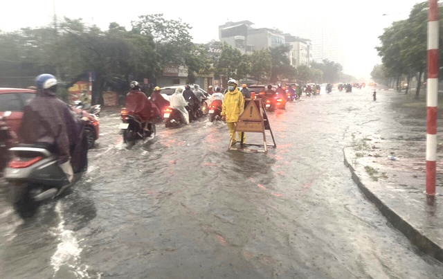 Hà Nội bảo đảm thoát nước sau cơn mưa lớn kéo dài - Ảnh 1.