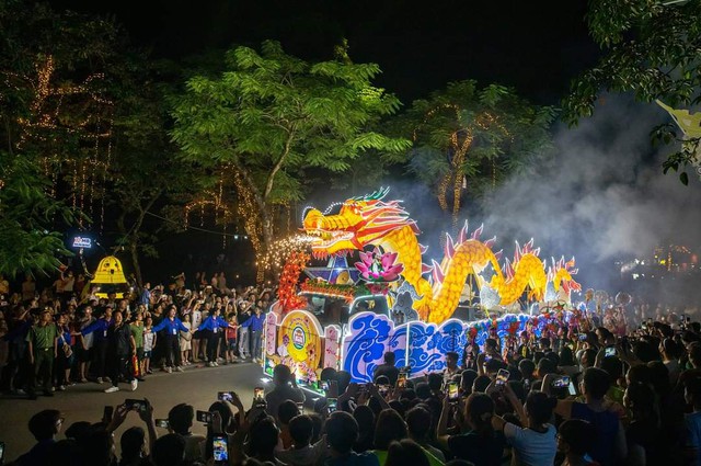 Khoảng 8 vạn lượt khách tham quan Festival Thu Hà Nội - Ảnh 1.