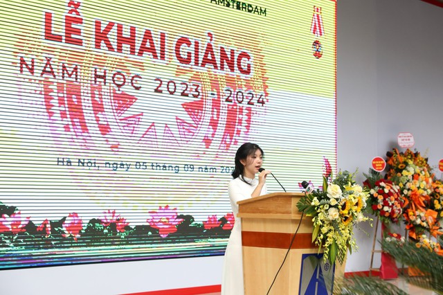Chủ tịch UBND thành phố Hà Nội dự lễ khai giảng tại Trường THPT chuyên Hà Nội - Amsterdam - Ảnh 4. Chủ tịch UBND thành phố Hà Nội dự lễ khai giảng tại Trường THPT chuyên Hà Nội - Amsterdam - Ảnh 4.