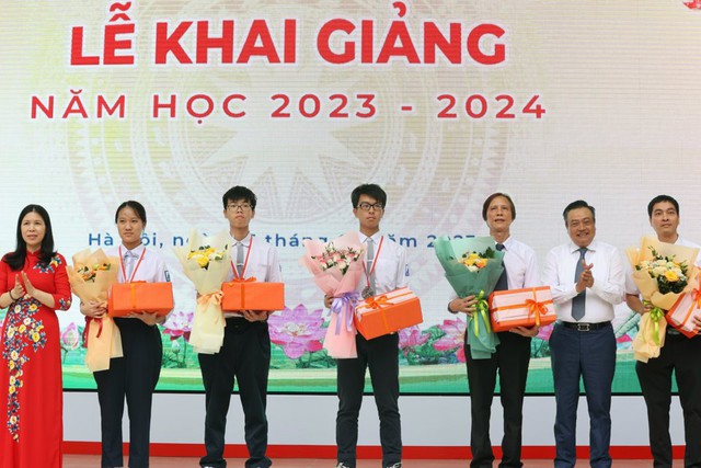 Chủ tịch UBND thành phố Hà Nội dự lễ khai giảng tại Trường THPT chuyên Hà Nội - Amsterdam - Ảnh 5. Chủ tịch UBND thành phố Hà Nội dự lễ khai giảng tại Trường THPT chuyên Hà Nội - Amsterdam - Ảnh 5.