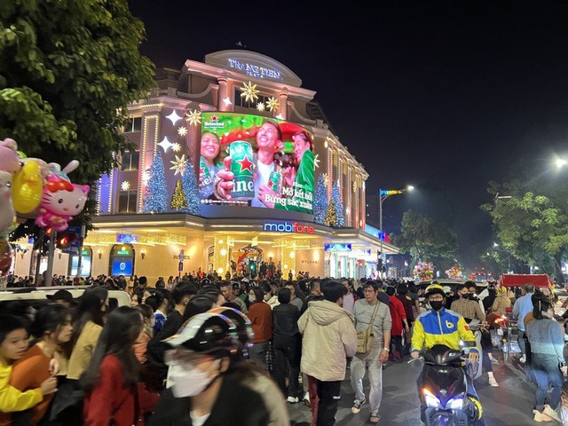 Hơn 400.000 lượt khách đến Hà Nội dịp Tết Dương lịch 2024- Ảnh 1.