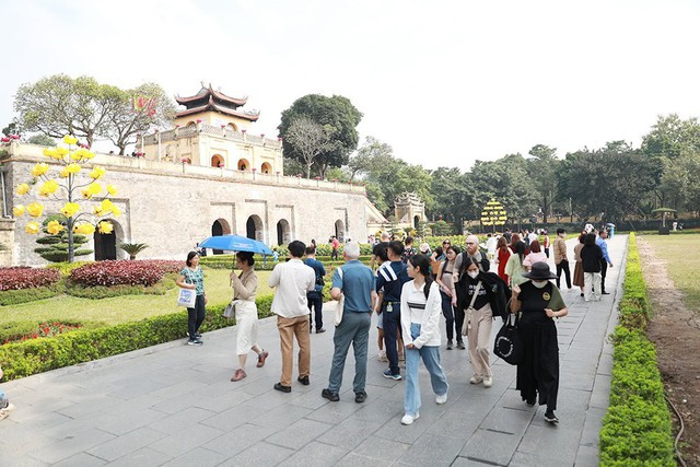 Hơn 400.000 lượt khách đến Hà Nội dịp Tết Dương lịch 2024- Ảnh 2.