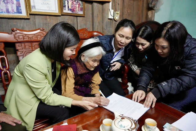 Hà Nội hỗ trợ người dân mở tài khoản chi trả an sinh xã hội trong cả ngày nghỉ- Ảnh 1.
