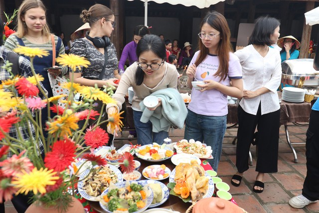 Khách quốc tế trải nghiệm 'Tết làng Việt' tại Làng cổ Đường Lâm- Ảnh 2.