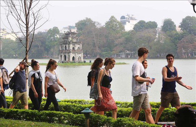 Hà Nội đón 2,11 triệu lượt khách tháng đầu năm- Ảnh 1.