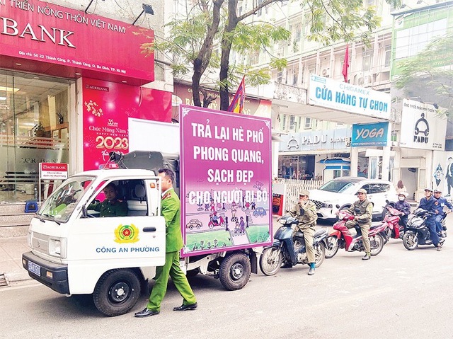 Quận Thanh Xuân: Triển khai đồng bộ các biện pháp bảo đảm an ninh, trật tự đô thị nhân dịp Tết- Ảnh 1.
