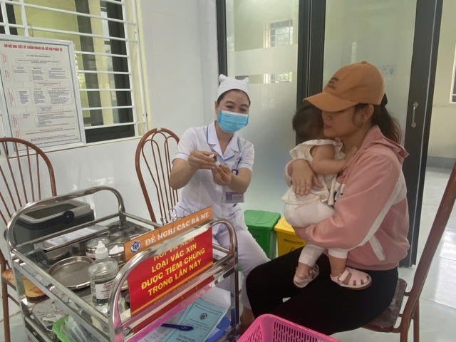 Ghi nhận trong ngày đầu Hà Nội triển khai chiến dịch tiêm vaccine sởi- Ảnh 2.