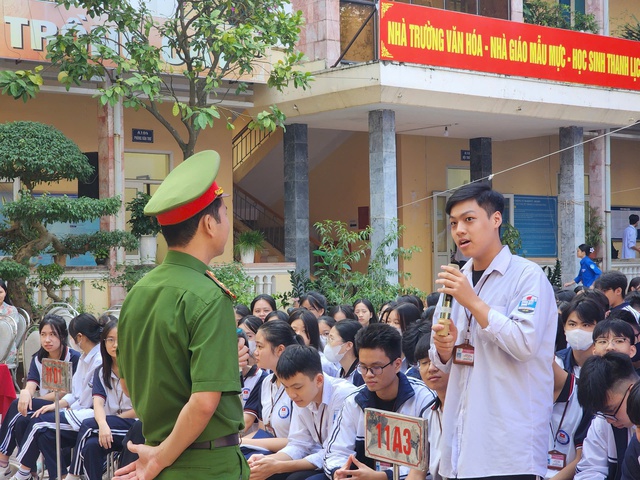 Tăng cường tuyên truyền pháp luật về quản lý vũ khí, vật liệu nổ, công cụ hỗ trợ- Ảnh 2.