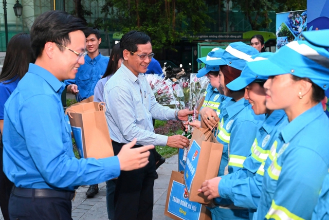 ‘Hoa về trên phố’ - món quà thanh niên Thủ đô tặng nữ công nhân môi trường- Ảnh 1.