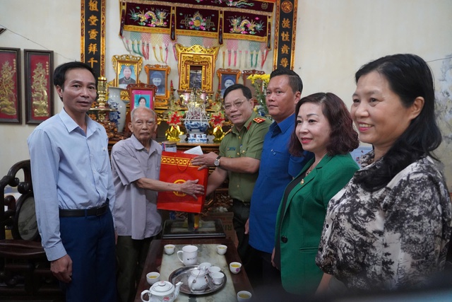 Thăm, tặng quà thương binh, cựu chiến binh tham gia giải phóng Thủ đô- Ảnh 1.