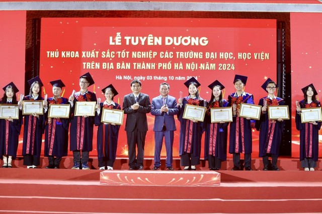 Hà Nội tuyên dương 100 thủ khoa xuất sắc, tiêu biểu năm 2024- Ảnh 2.