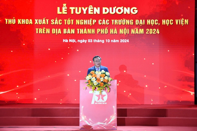 Hà Nội tuyên dương 100 thủ khoa xuất sắc, tiêu biểu năm 2024- Ảnh 1.