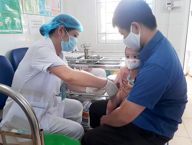 Từ 14/10, Hà Nội tiến hành chiến dịch tiêm vaccine phòng chống dịch sởi- Ảnh 1.