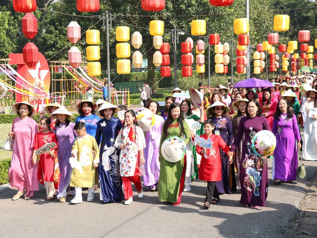 Duyên dáng Carnaval Áo dài 'Phụ nữ Thủ đô hội nhập và phát triển'- Ảnh 3.