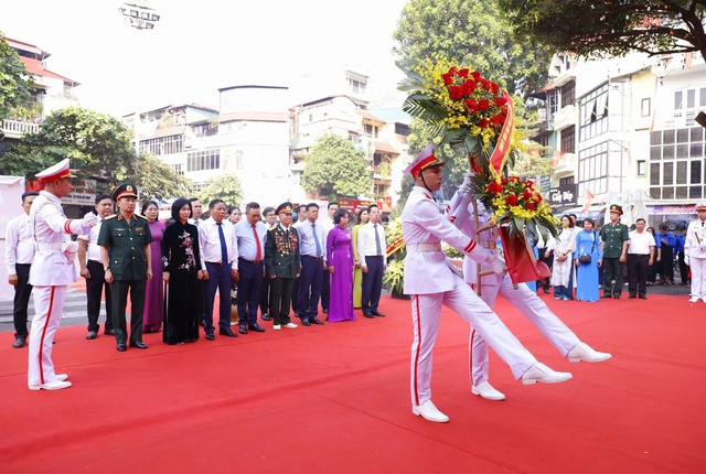 Dâng hương tưởng nhớ chiến sĩ đã hi sinh bảo vệ và giải phóng Thủ đô- Ảnh 2.