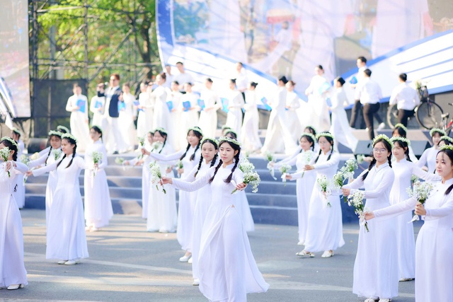 Tái hiện chặng đường phát triển của ngành Giáo dục và Đào tạo Hà Nội qua 'Hành khúc học sinh Thủ đô'- Ảnh 7.