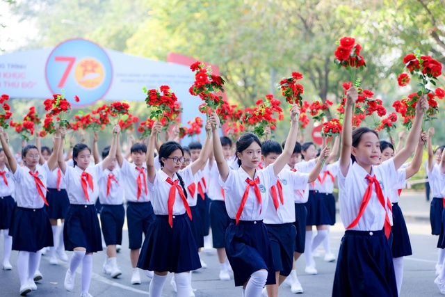 Tái hiện chặng đường phát triển của ngành Giáo dục và Đào tạo Hà Nội qua 'Hành khúc học sinh Thủ đô'- Ảnh 9.