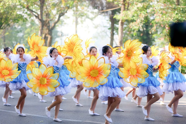 Tái hiện chặng đường phát triển của ngành Giáo dục và Đào tạo Hà Nội qua 'Hành khúc học sinh Thủ đô'- Ảnh 12.