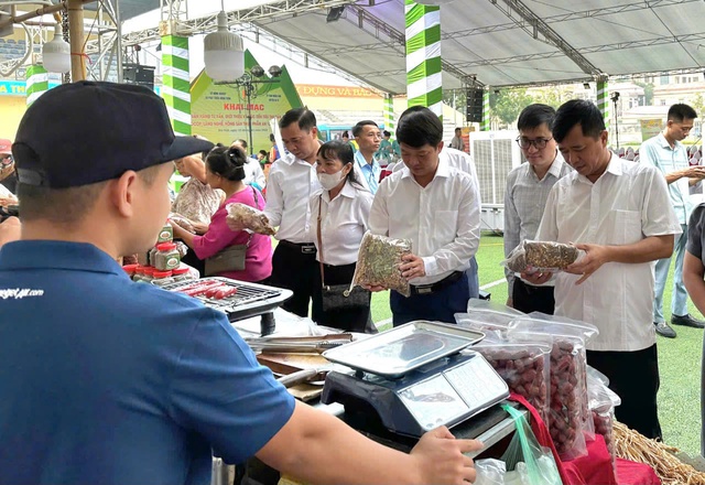 Hơn 500 sản phẩm OCOP, nông sản, làng nghề hội tụ tại Ba Vì- Ảnh 1.