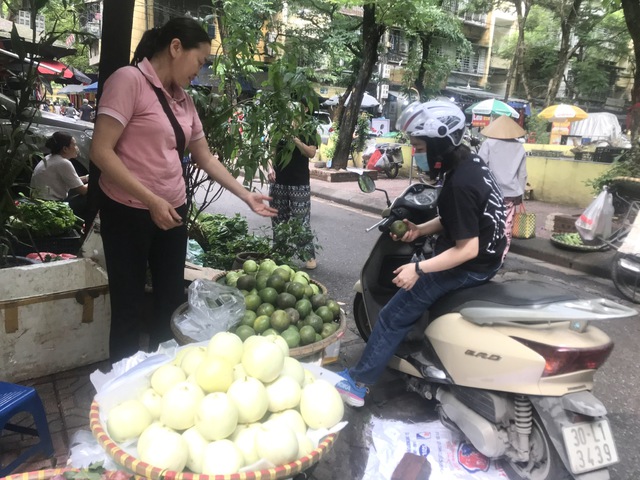 Hà Nội sẽ xóa bỏ các điểm kinh doanh trái cây tự phát, không bảo đảm an toàn- Ảnh 1.