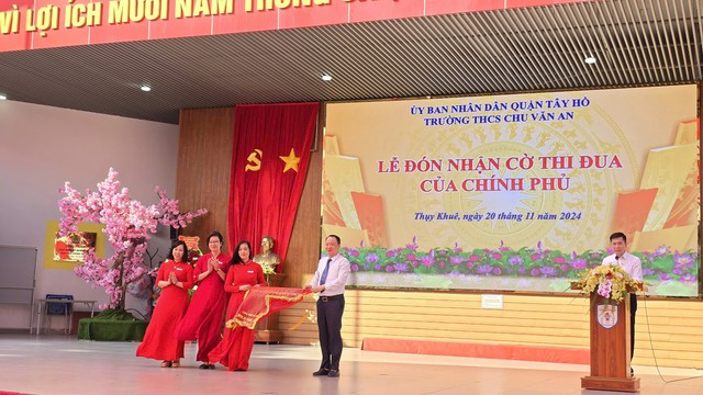 Trường THCS Chu Văn An đón nhận cờ thi đua Chính phủ- Ảnh 1.