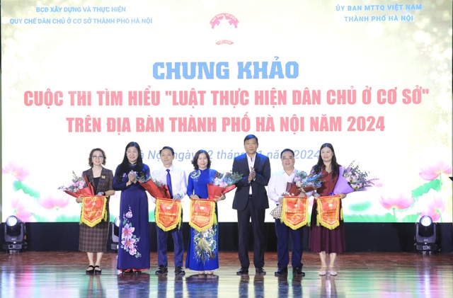 Hà Nội: Trao giải Cuộc thi 'Tìm hiểu Luật Thực hiện dân chủ ở cơ sở'- Ảnh 1.