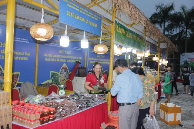 Hơn 1 nghìn sản phẩm có mặt tại Hội chợ sản phẩm làng nghề, nông sản an toàn- Ảnh 2.