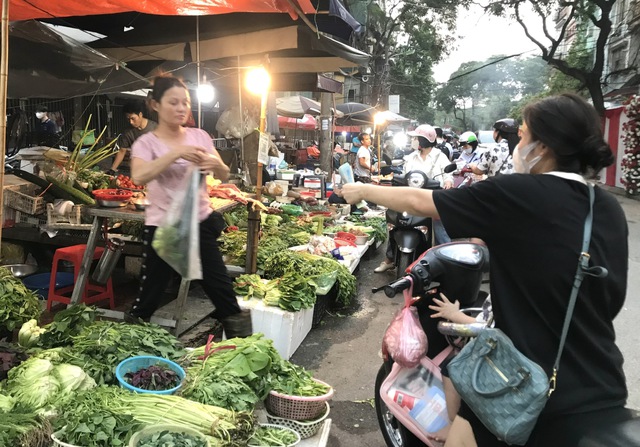 Giám sát, quản lý chặt an toàn thực phẩm tại chợ truyền thống- Ảnh 1.