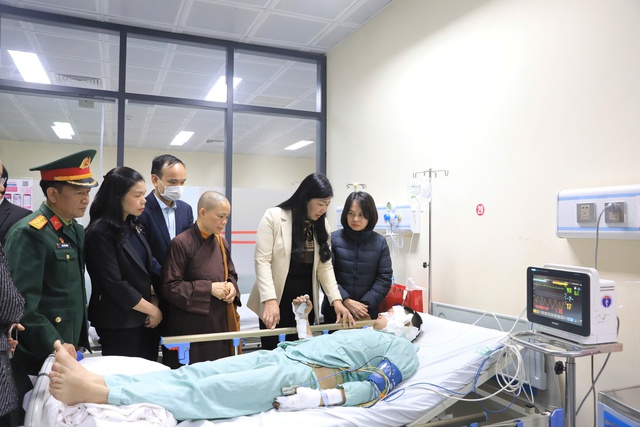 Lãnh đạo MTTQ TP. Hà Nội thăm, động viên nạn nhân vụ cháy- Ảnh 1. Lãnh đạo MTTQ TP. Hà Nội thăm, động viên nạn nhân vụ cháy- Ảnh 1.