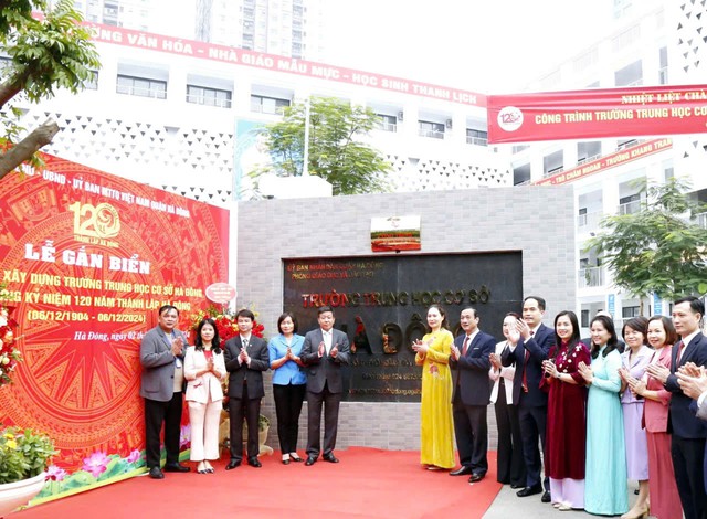 Gắn biển công trình chào mừng kỷ niệm 120 năm thành lập Hà Đông- Ảnh 1. Gắn biển công trình chào mừng kỷ niệm 120 năm thành lập Hà Đông- Ảnh 1.