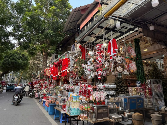 Hà Nội: Không khí Giáng sinh tràn ngập phố phường - Ảnh 10.