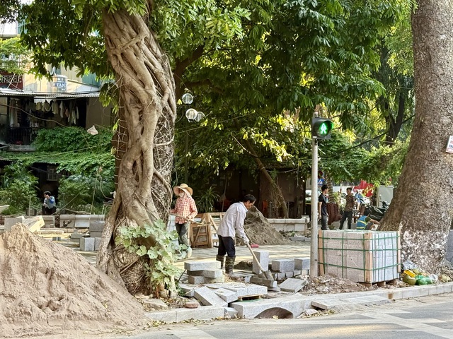 Hà Nội sẽ công khai địa phương, đơn vị thi công vỉa hè kém chất lượng- Ảnh 1.