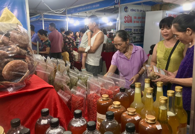 Hàng Tết về nông thôn: Tạo thói quen tiêu dùng hàng Việt- Ảnh 1.