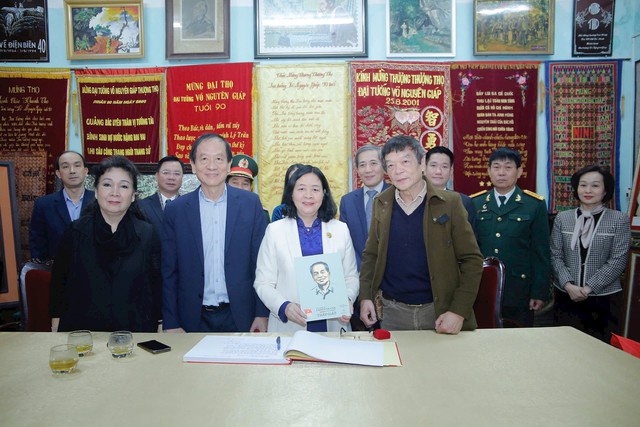 Bí thư Thành ủy Hà Nội thắp hương tưởng niệm Đại tướng Võ Nguyên Giáp- Ảnh 1. Bí thư Thành ủy Hà Nội thắp hương tưởng niệm Đại tướng Võ Nguyên Giáp- Ảnh 1.
