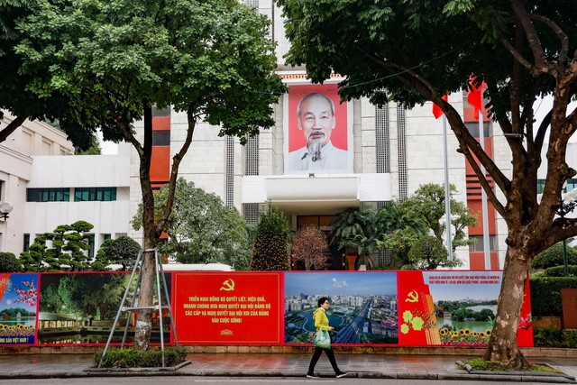Hà Nội rực rỡ cờ hoa mừng Đảng, mừng Xuân Giáp Thìn 2024- Ảnh 1.