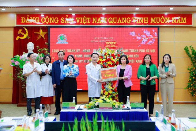 Lãnh đạo Thành ủy thăm, tặng quà bệnh viện nhân Ngày Thầy thuốc Việt Nam- Ảnh 2.