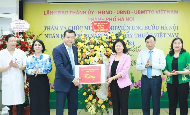 Lãnh đạo Thành ủy thăm, tặng quà bệnh viện nhân Ngày Thầy thuốc Việt Nam- Ảnh 1.