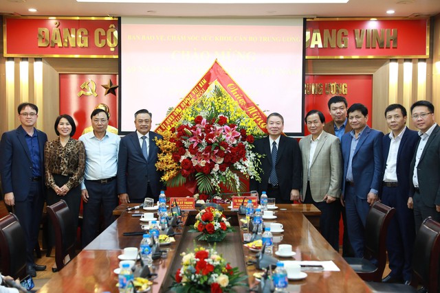 Chủ tịch UBND TP. Hà Nội thăm, chúc mừng các đơn vị y tế nhân ngày 27/2- Ảnh 1.