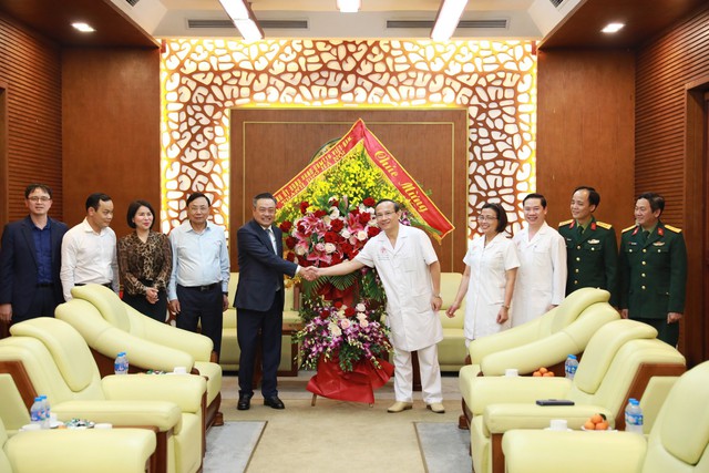 Chủ tịch UBND TP. Hà Nội thăm, chúc mừng các đơn vị y tế nhân ngày 27/2- Ảnh 2.