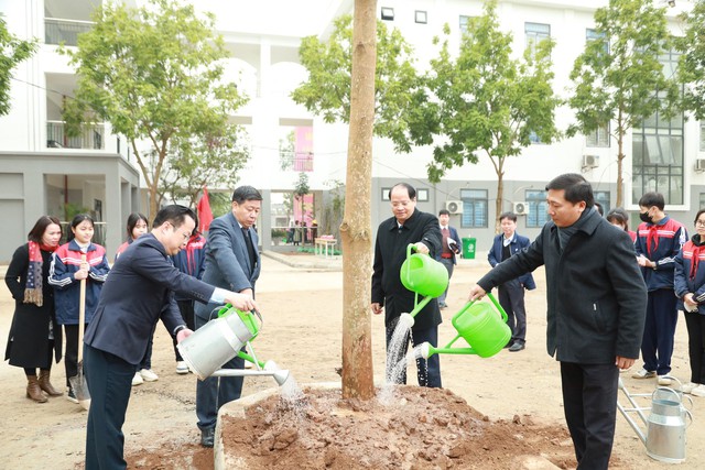 Hà Nội phát động mỗi nhà giáo, học sinh trồng 1 cây xanh- Ảnh 1.