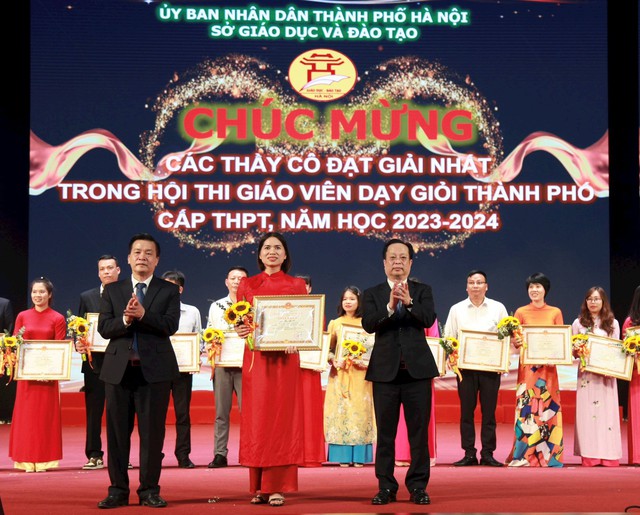 Hà Nội khen thưởng 142 giáo viên dạy giỏi cấp trung học phổ thông- Ảnh 1.